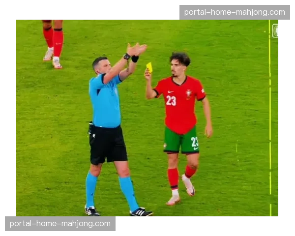 冲突瞬间：都灵德比中双方球员发生大规模推搡，裁判出示三张黄牌