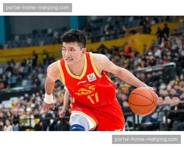 冲突瞬间：广厦与深圳比赛中孙铭徽与沈梓捷发生口角，被裁判及时分开